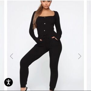 🦋3/$50 FashionNova Black jumpsuit